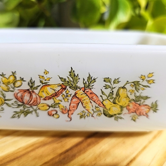 Vintage Fire King "vegetable harvest" design casserole dish - Picture 6 of 8